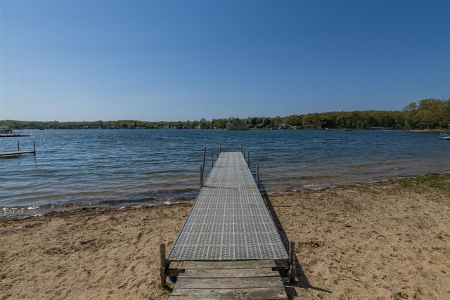 1401 E Crooked Lake Drive, Kalamazoo, MI 49009