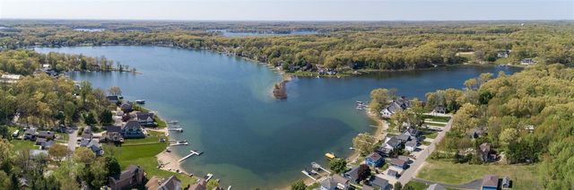 1401 E Crooked Lake Drive, Kalamazoo, MI 49009