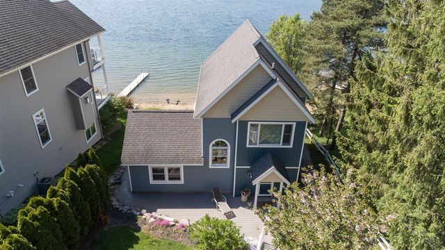 1401 E Crooked Lake Drive, Kalamazoo, MI 49009