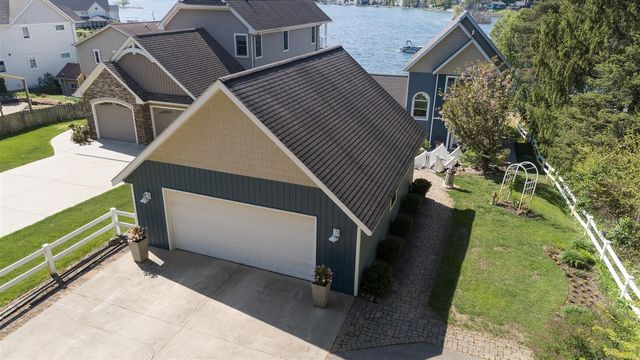 1401 E Crooked Lake Drive, Kalamazoo, MI 49009