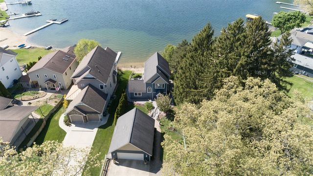 1401 E Crooked Lake Drive, Kalamazoo, MI 49009