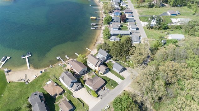 1401 E Crooked Lake Drive, Kalamazoo, MI 49009