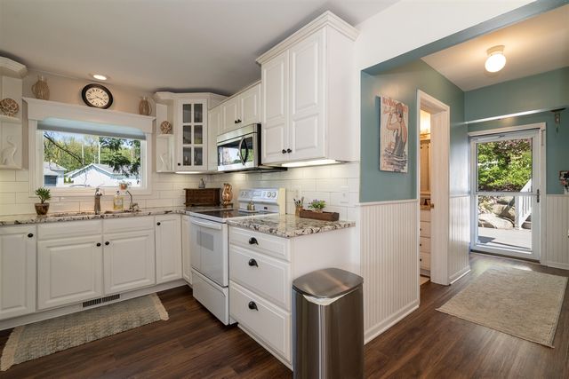 1401 E Crooked Lake Drive, Kalamazoo, MI 49009