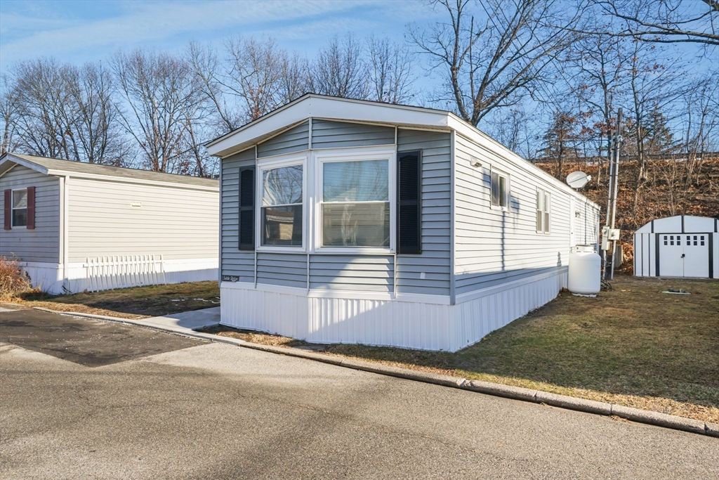 548 Kenyon Avenue 4, Attleboro, MA 02703