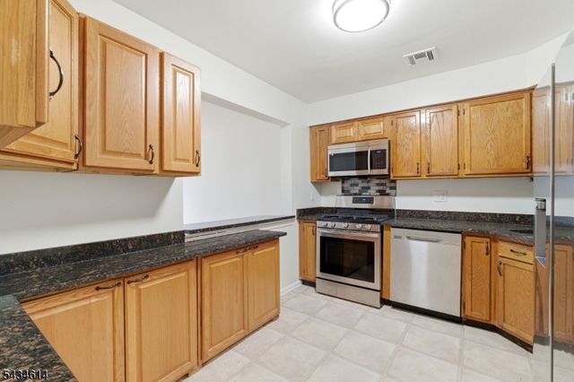 10 Leahy Ct, Franklin Twp., NJ 08873