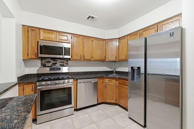 10 Leahy Ct, Franklin Twp., NJ 08873