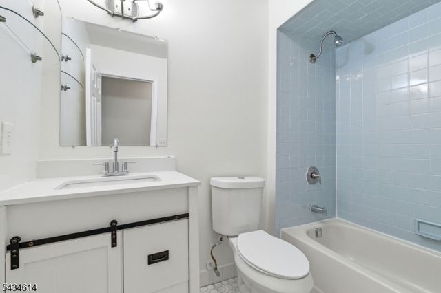 10 Leahy Ct, Franklin Twp., NJ 08873