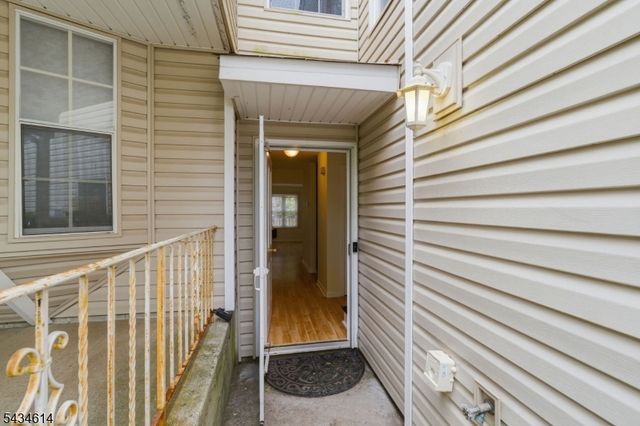 10 Leahy Ct, Franklin Twp., NJ 08873