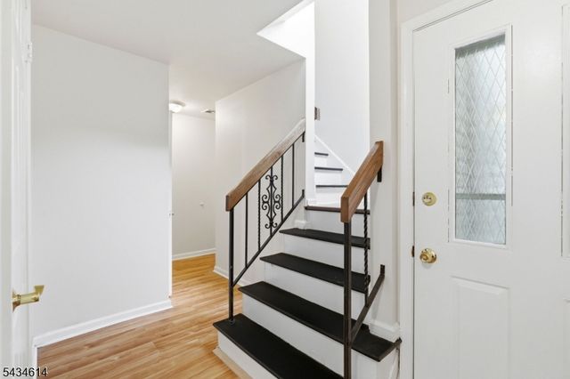 10 Leahy Ct, Franklin Twp., NJ 08873