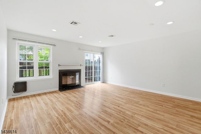 10 Leahy Ct, Franklin Twp., NJ 08873