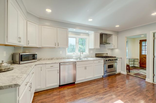 950 Juno Avenue, Saint Paul, MN 55102