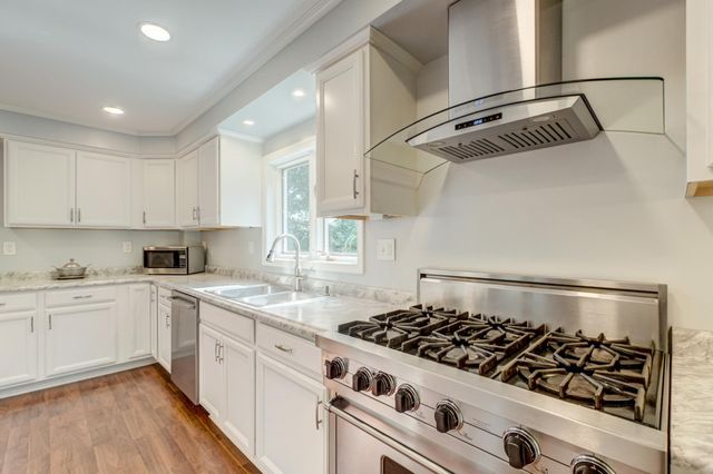 950 Juno Avenue, Saint Paul, MN 55102