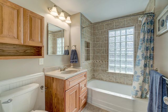 950 Juno Avenue, Saint Paul, MN 55102