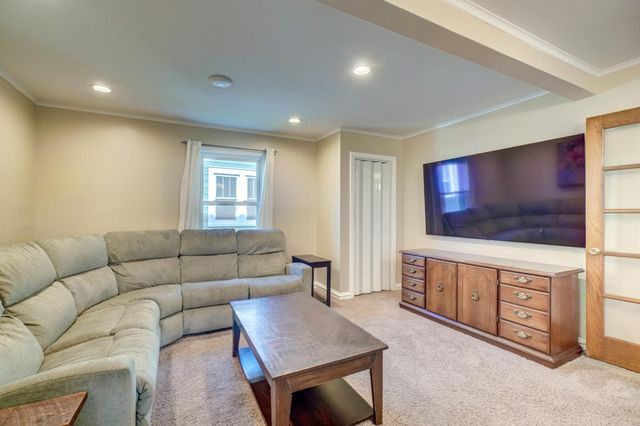 950 Juno Avenue, Saint Paul, MN 55102
