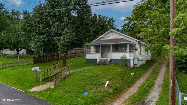 713 Unaka St, Harriman, TN 37748