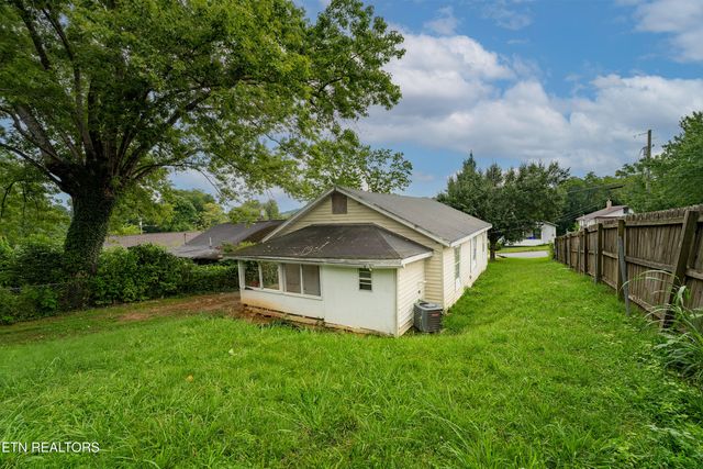 713 Unaka St, Harriman, TN 37748