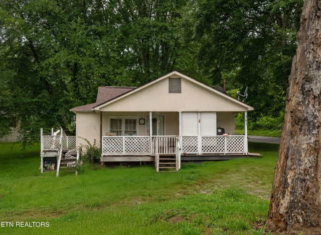 713 Unaka St, Harriman, TN 37748