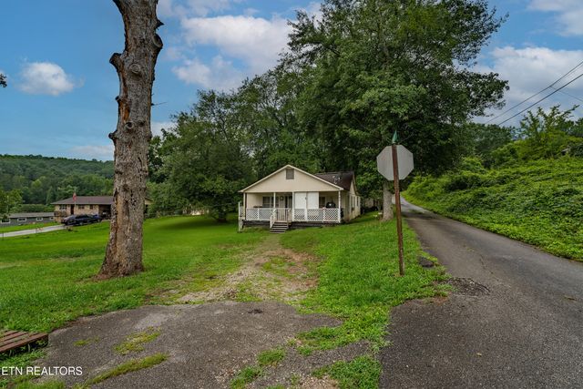 713 Unaka St, Harriman, TN 37748
