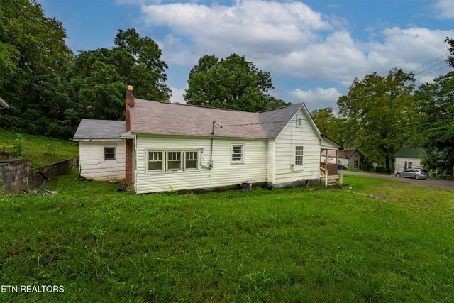 713 Unaka St, Harriman, TN 37748