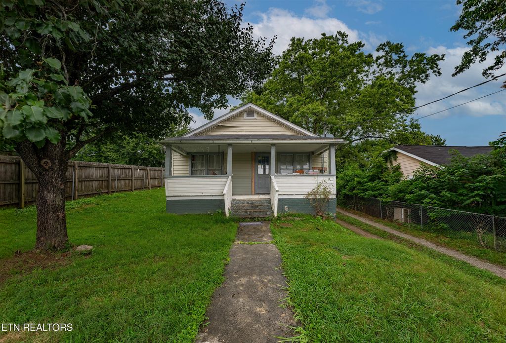 713 Unaka St, Harriman, TN 37748