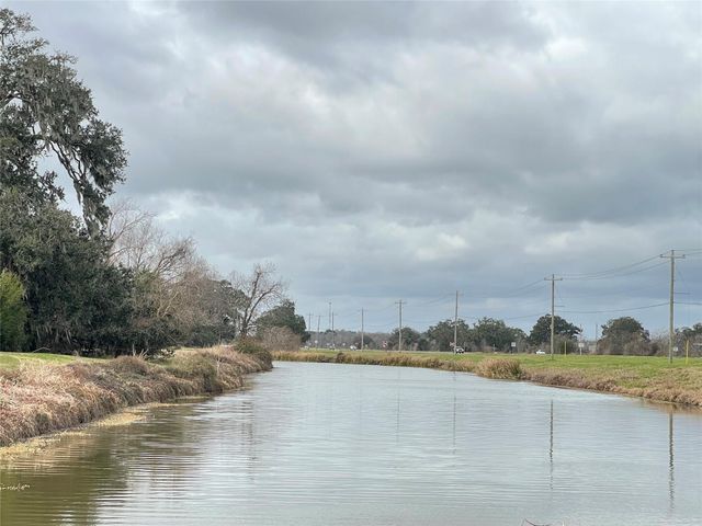 590 Longhorn Trail, Angleton, TX 77515