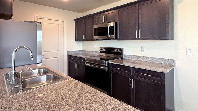 7030 Skyline Blue Street, North Las Vegas, NV 89086