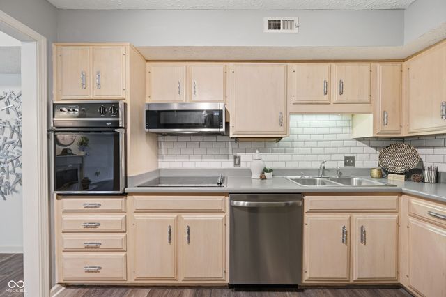 7601 Newport Bay Drive 110, Indianapolis, IN 46240
