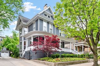 819 W Junior Terrace, Chicago, IL 60613
