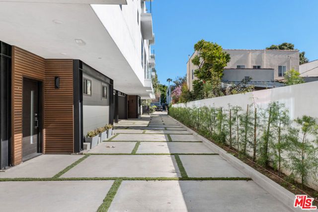 849 N Alta Vista Boulevard 1, Los Angeles, CA 90046