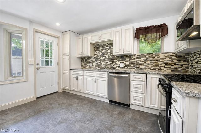 3186 Oak Road, Cleveland Heights, OH 44118