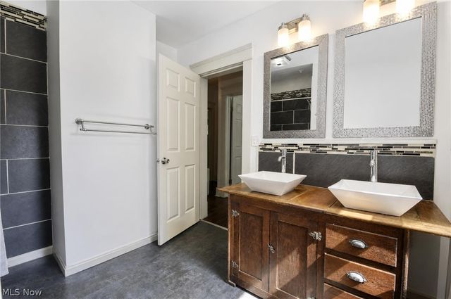 3186 Oak Road, Cleveland Heights, OH 44118