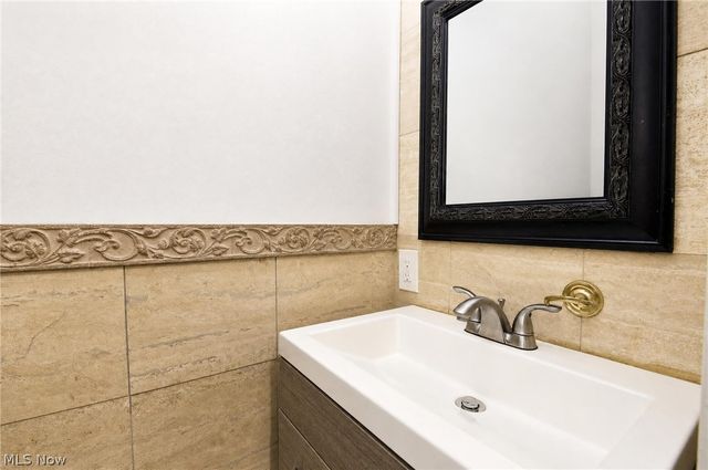 3186 Oak Road, Cleveland Heights, OH 44118