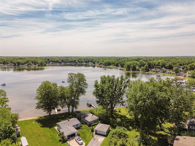 9547 Crestline Drive, Pinckney, MI 48169