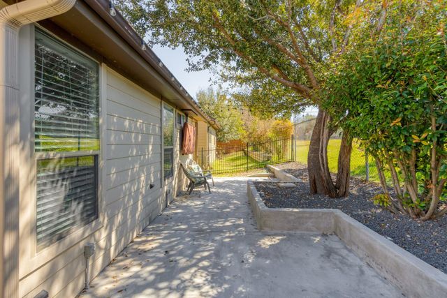 2001 Faro DR 37, Austin, TX 78741