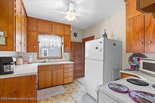 303 W Washington Street, Dewitt, MI 48820