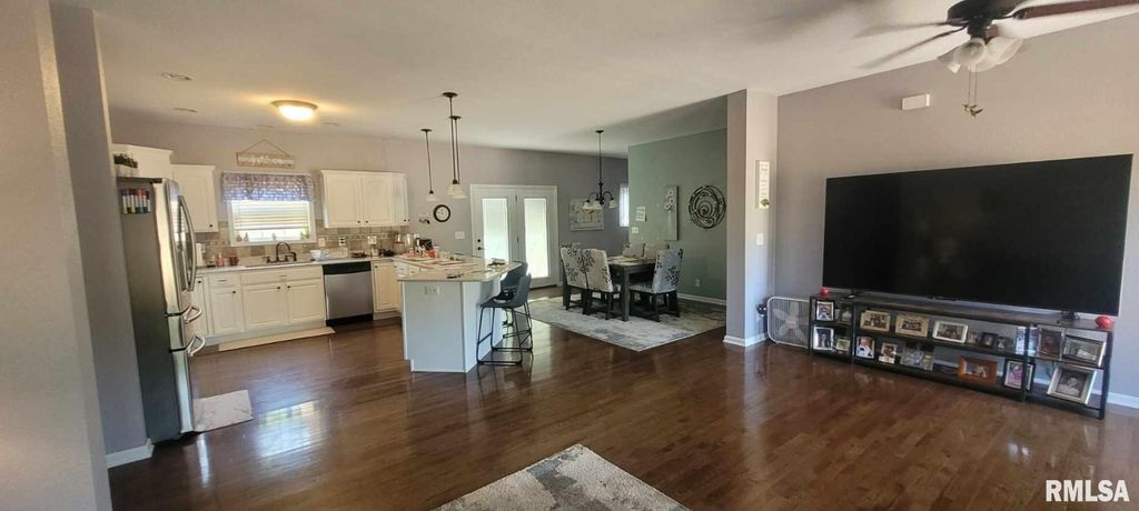 Image 3 of property listing at 1670 WOODS Lane, Centralia, IL 62801