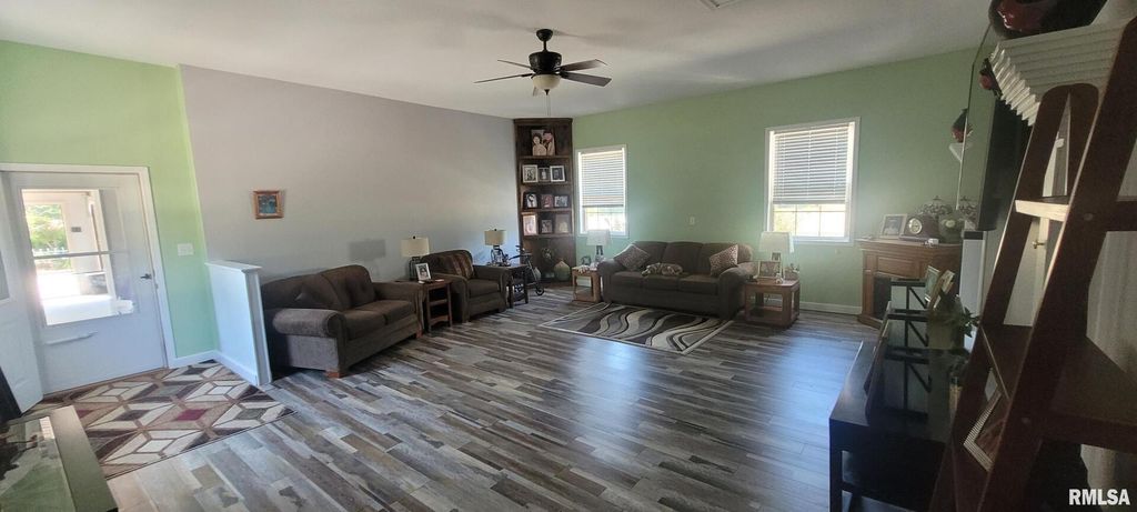 Image 9 of property listing at 1670 WOODS Lane, Centralia, IL 62801