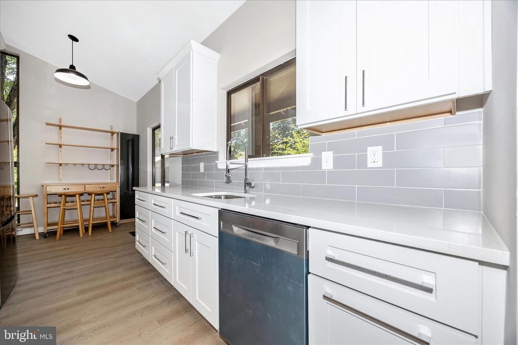 Image 15 of property listing at 10704 WAYRIDGE DR, Montgomery Village, MD 20886