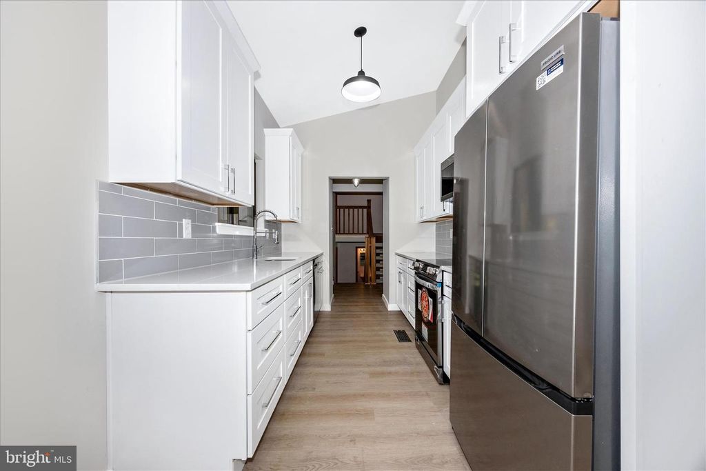Image 16 of property listing at 10704 WAYRIDGE DR, Montgomery Village, MD 20886
