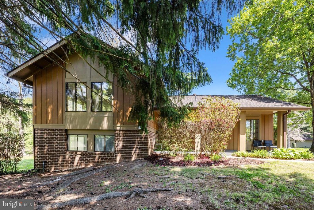 Image 4 of property listing at 10704 WAYRIDGE DR, Montgomery Village, MD 20886