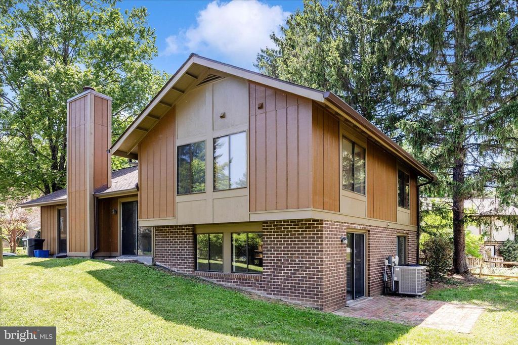 Image 5 of property listing at 10704 WAYRIDGE DR, Montgomery Village, MD 20886