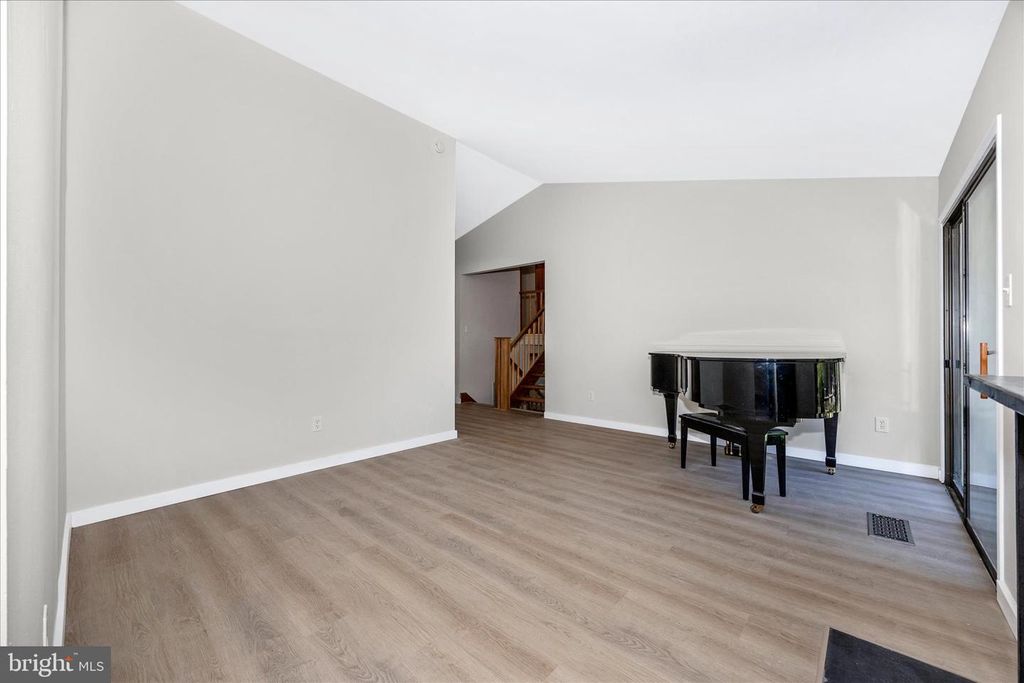 Image 9 of property listing at 10704 WAYRIDGE DR, Montgomery Village, MD 20886