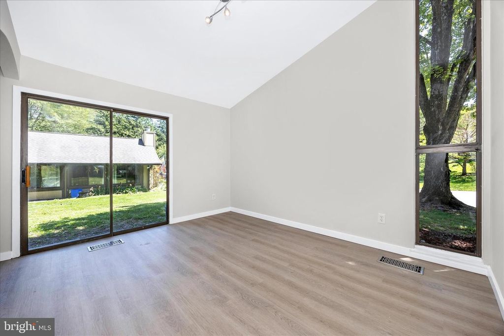 Image 10 of property listing at 10704 WAYRIDGE DR, Montgomery Village, MD 20886