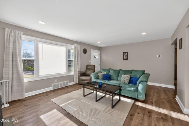 9 Mullen Drive, Rotterdam, NY 12306