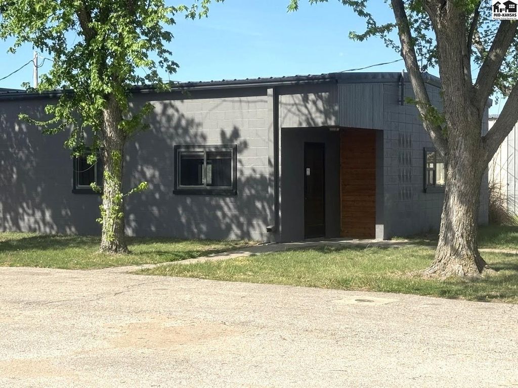 1015 W Woodside St