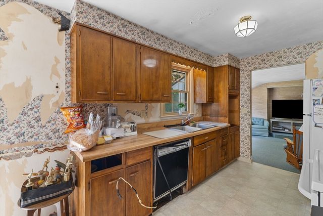 25 Kings Mountain Dr, West Boylston, MA 01583