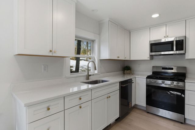 47 MILLVILLE Street, Salem, NH 03079