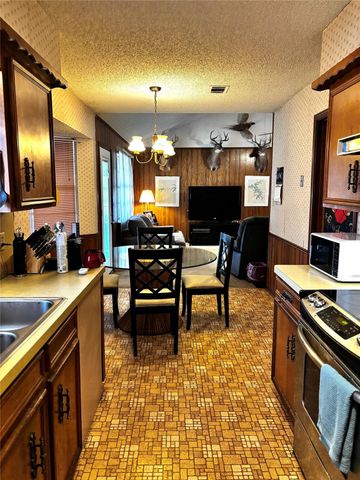 615 Roene Lane, West Columbia, TX 77486