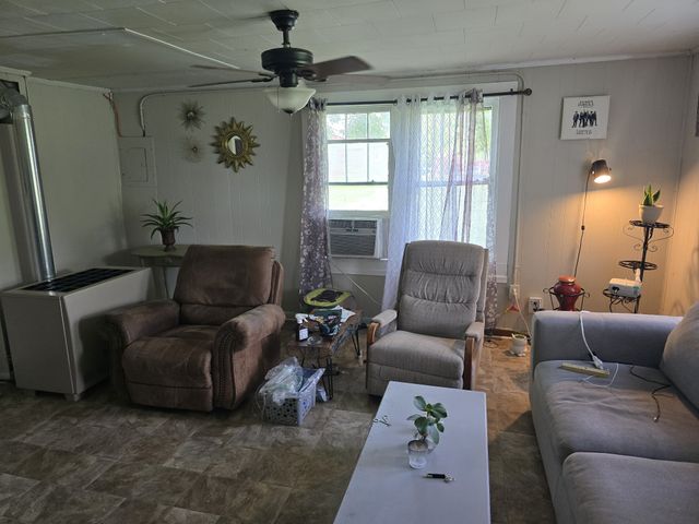 1264 Indian Creek Rd, Mc Ewen, TN 37101