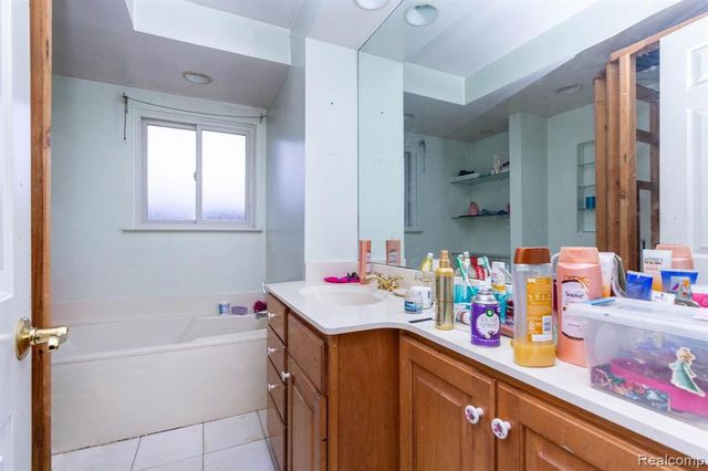 30400 Lisch Street, Gibraltar, MI 48173